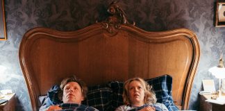 Elokuva-arvio: Neljä pientä aikuista on herkkä ja lämmin elokuva kirkkoherran koville joutuvasta avioliitosta ja polyamoriasta