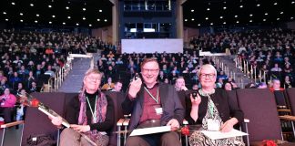 Kirkon kasvatuksen päivillä Jyväskylässä jaettiin kultaisia ansiomerkkejä — ”Elävä ja vahva kirkko on lasten ja nuorten näköinen”