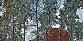 Tesoman kirkon tiloja suljettu vesivahingon vuoksi — sulamisvesiä valui kirkkosaliin satoja litroja