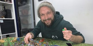 Salon seurakunnan kasvatuksen esihenkilönä työskentelevä Vilho Routasalo innostui miniatyyripeleistä – vastaavaa sosiaalisuutta ei pääse kokemaan tietokonepelien äärellä