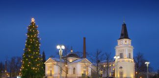 Seistäkö vai ei? Kotimaa kysyi asiantuntijoilta kuuluuko Maa on niin kaunis -virren kolmannessa säkeistössä nousta seisomaan