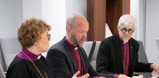 Sleyllä ja Kansanlähetyksellä neljä kuukautta aikaa korjata toimintansa: Etätyö ei riitä vaan pappisvihkimyksiä haetaan tästedes omasta kirkosta