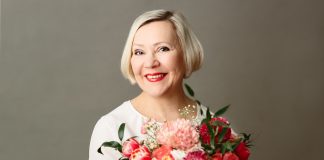 Sari Savelan kukkakuvissa on herkullisia värejä ja vastavoimaa