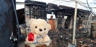 Diakonissalaitos mukana suurhankkeessa: Ukrainaan rakennetaan sotatraumoihin erikoistunut lastensairaala Nallekarhu oli astettu Venäjän iskussa tuhoutuneen kodin raunioille lähellä Harkovaa. Iskua seuranneessa tulipalossa 10.2. menehtyi Putiatinin perheen vanhemmat ja kolme lasta. Kuva: All Over Press A teddy bear is left at the house of Olha and Hryhorii Putiatin and their three children who died in the fire caused by the Russian drone attack on the oil depot at night on February 10, Kharkiv, northeastern Ukraine.