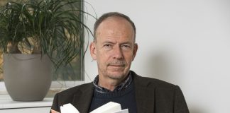 Tutkija Mikael Kurkialan mukaan kirkko on hyvä paikka hengähtää ja hidastaa tempoa