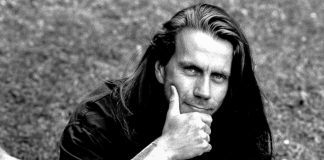 Mysteerikuva: Kukas pitkätukkainen mies tässä tuumiskelee ja miksi?