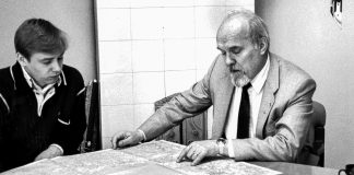 Mysteerikuva: Ketkä tutkivat vakavina karttaa kaakeliuunin vieressä?