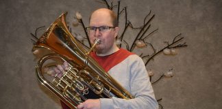 Jyväskylän seurakunnan lastenohjaaja Jani Suurnäkin soitinta ei orkesterista erota mutta sen poissaolon kuulee