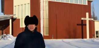 Ruotsinkielisessä rauhansanalaisessa LFF-herätysliikkeessä pohditaan, onko sen tulevaisuus Suomen kirkossa vai kirkon ulkopuolella