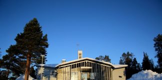 Koululaisten harjoittelema joiku jäi esittämättä Karigasniemen kappelissa – ”Kirkon kantaa ei edusta näkemys joiun synnillisyydestä”, Oulun piispa sanoo