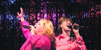 Teatteriarvio: Kuumia aaltoja on hulvaton ylistys keski-iälle