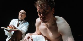 Teatteriarvio: Trillerin muotoinen draama Mansikkapaikka on tarina eheytyshoitojen helvetistä