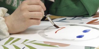 Sotkukirkko kaikenikäisille – Messy Churchissa Raamatun kertomuksiin tutustutaan toiminnan kautta