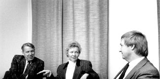 Mysteerikuva: Ketkä tässä kokoustavat leppoisasti?