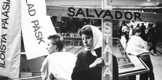 Kuka kantaa ristiä mysteerikuvassa?