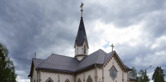 Oman käden jälki lämmittää Aulis Ahoa Reisjärven kirkossa: ”Olen saanut käyttää sepän taitojani oman kotikirkkoni hyväksi”