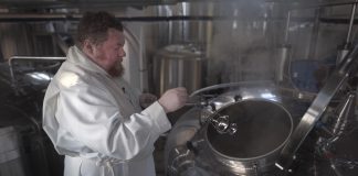 Pappi siunasi espoolaisen panimon Jeesus-oluen – Katso video