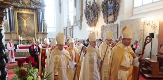 Tallinnan tuomiokirkossa historiallinen vihkimys – luterilaiseen kirkkoon kerralla kolme uutta piispaa