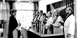 Mysteerikuva: Juhlallisesti ja arvokkaasti tässä ollaan, mutta tunnistatko keitä on paikalla?