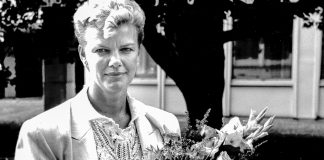 Mysteerikuva: Miksi kuvan henkilö on saanut kukkakimpun ja kuka hän on?