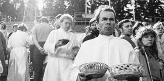 Mysteerikuva: Ilmeisesti ehtoollisen jakoa – mutta keitä, missä ja milloin?