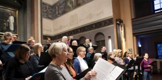 Jumalanpalvelukseen haetaan lisää puhuttelevuutta – kokeilevat erityismessut keräävät kirkot yleensä täyteen