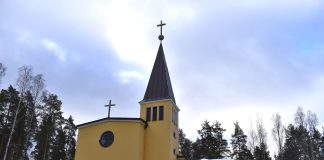 Kastepuu alttaritaulun väreihin Suolahden kirkossa – Jarmo Rossille kehitysvammaisten ilo on ollut kirkossa koskettavinta