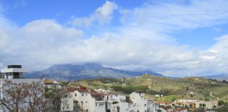 Mystisen maestron jäljillä Andalusiassa – Kuka sata vuotta sitten syntynyt omaperäinen nero, dogmatiikan professori Seppo A. Teinonen oli ja miksi hän hullaantui niin perusteellisesti Espanjaan?