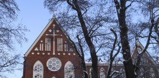 Kirkko ja minä: Diakonissalaitoksen ilmavassa kirkossa voi käydä hetken hengittelemässä