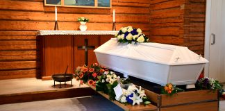 Hautajaiskukkakulttuuri kriisissä: Yhden kukan käytäntö yleistyy ja eläimet tuhoavat hautausmailla kukkalaitteita – Kotimaa selvitti asiaa