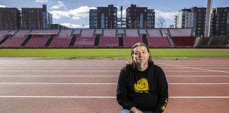 Ikuinen pitkätukka – Juha Heinonen säikähti ampiaista 2-vuotiaana ja alkoi änkyttää, mutta hänestä tuli nuorten kuuntelema puhuja