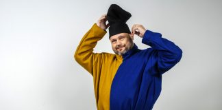 Kappalainen Petri Kasari surauttelee Evallaan keskiaikaiset ja liturgiset vaatteet