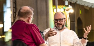 Kristityksi tunnustautuva entinen ateisti Tuomas Enbuske Kirkon juhlilla Tampereella: ”Ihmiset ovat lähtökohtaisesti lähinnä konservatiiveja”