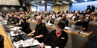 Jako liberaaleihin ja konservatiiveihin nousi esille kyselytunnilla, kysymyksiä kirkon omalle viestinnälle