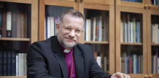 Piispa Jari Jolkkonen kysyy Savon Sanomien kolumnissa estävätkö aikuisten huolet leirien pitämistä: ”Ketä tällaisella halutaan suojella?”