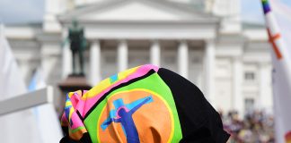 Sateenkaarevat kirkon työntekijät kohtaavat työpaikalla hengellistä väkivaltaa Kirkon sateenkaareville työntekijöille on esimerkiksi sanottu, että sateenkaari-ihmiset ovat liikaa esillä, tai että heidän identiteettinsä on sairasta ja Jumalan tahdon vastaista. Kuva: Olli Seppälä