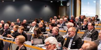 Kirkolliskokous jakautui entistä alleviivatummin kahteen ryhmittymään – ”Ei virallista, mutta todellista”