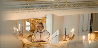 ”Tahdomme rohkaista välittämään lähimmäisestä ja luomakunnasta” – Anne Visser-Keltto aloitti Mustasaaren suomalaisen seurakunnan kirkkoherrana