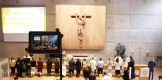 Monissa seurakunnissa messustriimit kiinnostavat fyysistä jumalanpalvelusta enemmän