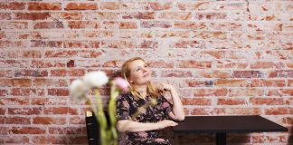 Suomessa ei arvosteta hoivaa, sanoo äidiksi tulostaan kirjan kirjoittanut Saara Turunen