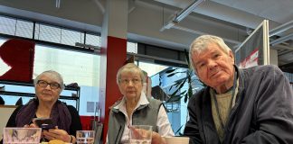 Seniorit kertovat, mikä digissä mättää – Moni on pulassa, kun asiointi tyssää Pirjo Isotalo, Seija Hellström ja Ilpo Paananen keskustelivat digiasioista Riksulassa Riihimäellä. Kuva: Pauli Reinikainen