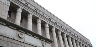 Pääasiassa professoreista koostuva joukko vaatii käännytyslain hylkäämistä – allekirjoittajien joukossa Björn Vikström ja Jaana Hallamaa