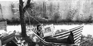 Mysteerikuva: Jo joutui armas aika, kuka lepäilee riippumatossa?