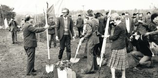 Kirja-arvio: Suomen Pipliaseuran historiateoksen toinen osa kertoo kotimaantyön ja kansainvälistymisen vaiheikkaista vuosista