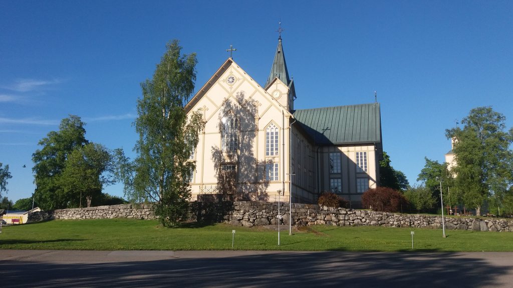 kirkkorakennus mäen päällä
