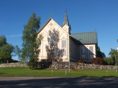 kirkkorakennus mäen päällä