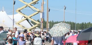 Ukkosmyrsky katkaisi maston – Nainen kuoli Suviseuroissa