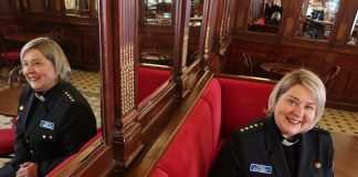 Tuuli Raamat kastettiin salaa pimeässä kirkossa – nyt hän työskentelee pappina Viron poliisissa