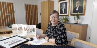 Kalligrafia antaa minulle täydellisen keskittymisen hetken, sanoo Sari Vuorenoja
