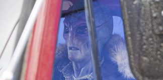 TV-vinkki: Ihmiseksi naamioituneesta avaruusolennosta kertova draamakomedia on matka ihmiseen